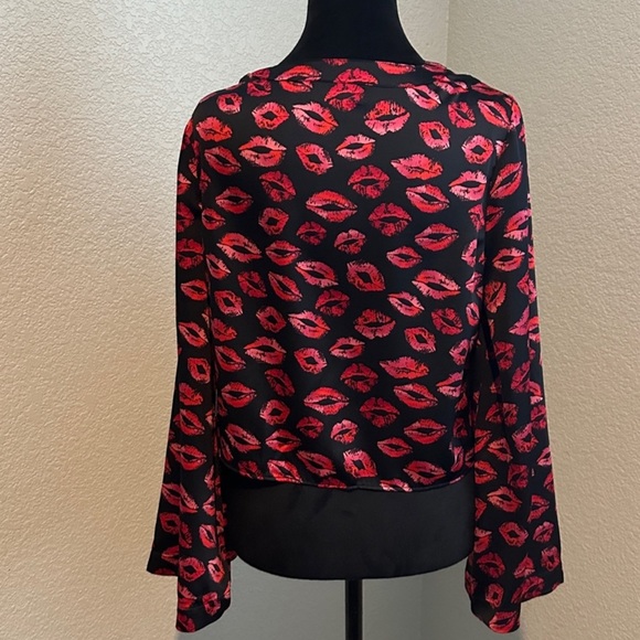 BOLD elements Black and Red Lip Print Blouse NEW - Picture 2 of 5